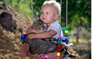 心温まる赤ちゃんと猫の写真