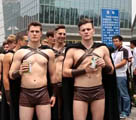 秩序を乱す半裸でPR活動の外国人取り押さえられる　北京
