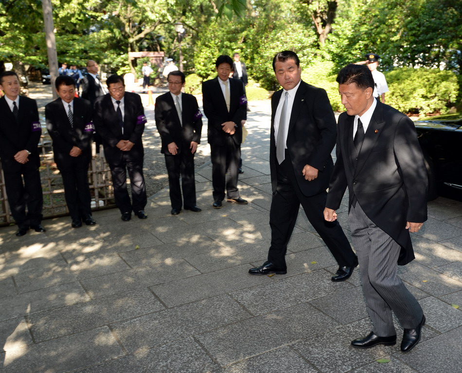 2014年8月15日、新藤義孝総務大臣（右端）