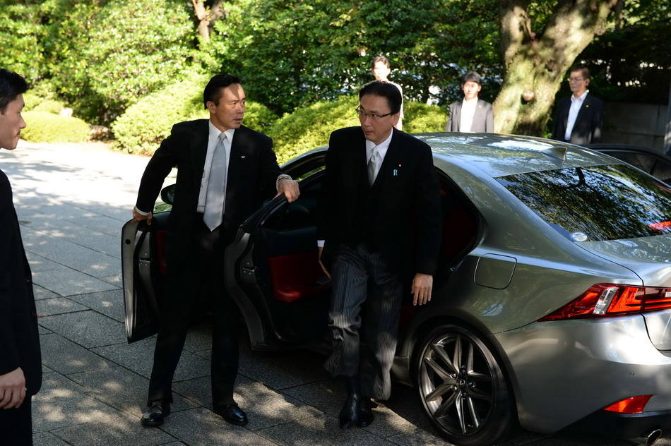2014年8月15日、古屋圭司国家公安委員長（右）