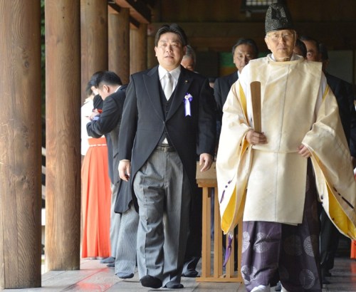 2012年8月15日、羽田雄一郎国土交通大臣（左）
