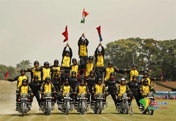 インドの軍事パレード、警察隊がオートバイスタントショー