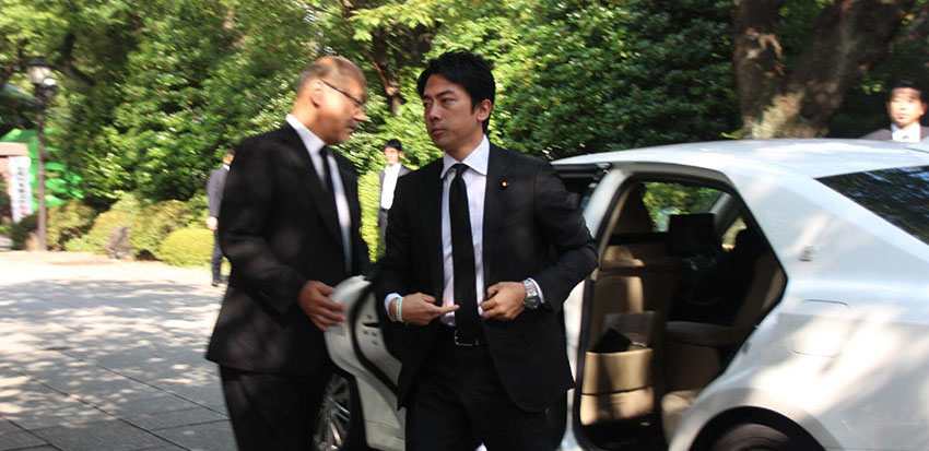 小泉元首相の息子と古屋氏が靖国神社を参拝