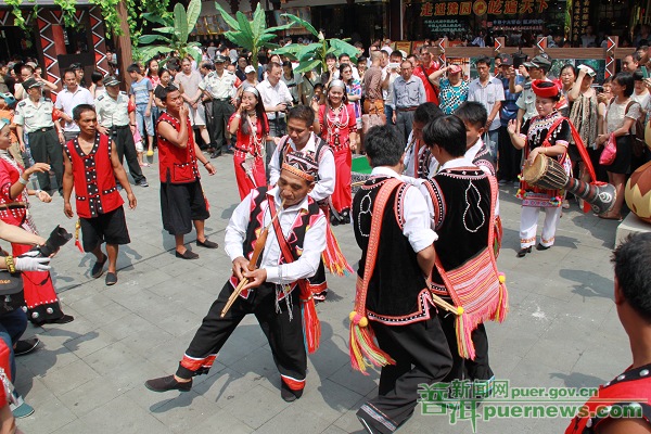 上海市民がプーアルの民俗文化を体験