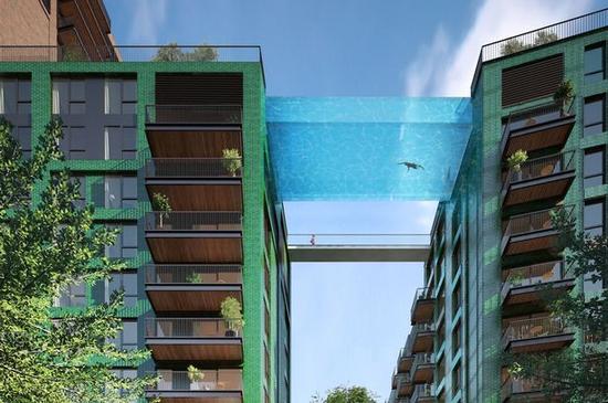 10階建ての高層ビルの間に透明の「空中プール」が出現　ロンドン