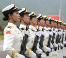 軍事パレード参加の女性兵士は平均身長178センチ