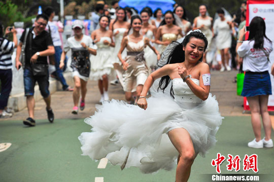 ウェディングドレス姿で徒競走、健康生活を提唱　雲南省
