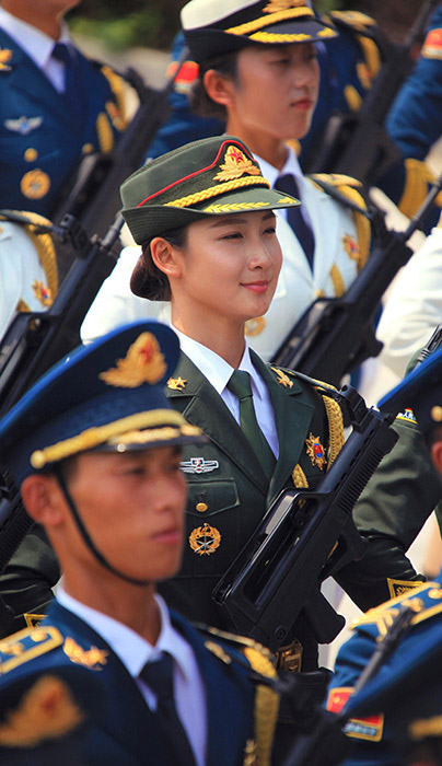 軍事パレード初参加の女性兵士、モデルコンテストで入賞経験者も