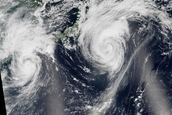 アジアを直撃する2つの台風を衛星が捉える
