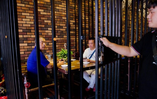 監獄がテーマのレストランが登場 鉄格子の中で監獄定食