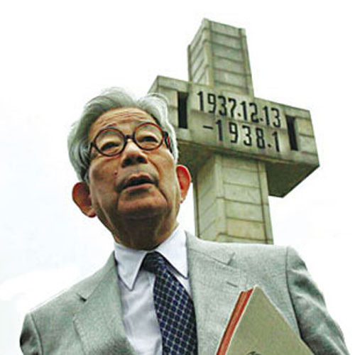 
2006年、大江健三郎氏は南京を訪れ、中国
侵略日本軍南京大虐殺遭難同胞記念館を見学し、大
う虐殺の生存者の一部と語り合った。大江は、戦争とりわけ南京大
虐殺のような悲劇は、歴史学者が研究しなければならないだけでなく、文
学者が書かなければならない題材でもあるという。安倍政権が集団的自衛権
の解禁を宣言した後、大江氏は何度も街頭に出て、平和憲法の保護を訴えて
いる。            

　　南京大虐殺や広島の原爆、沖縄戦、アウシュビッツのような災難は私たちに反省を促し、平和を祈らせるものであり、復讐を誓わせるものではない。あと20年、30年すれば、この世界は、平和に対する理解をさらに深め、さらに寛容となるはずだ。