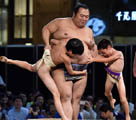 大相撲の力士と一緒に「はっけよい、のこった！」　日本