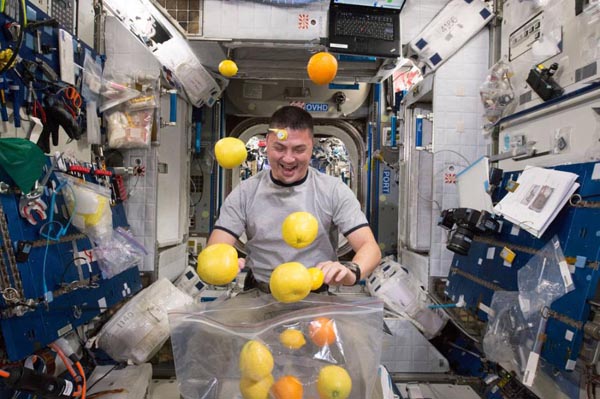 船内でふわふわ浮かぶ果物　宇宙飛行士が「無重力ゲーム」