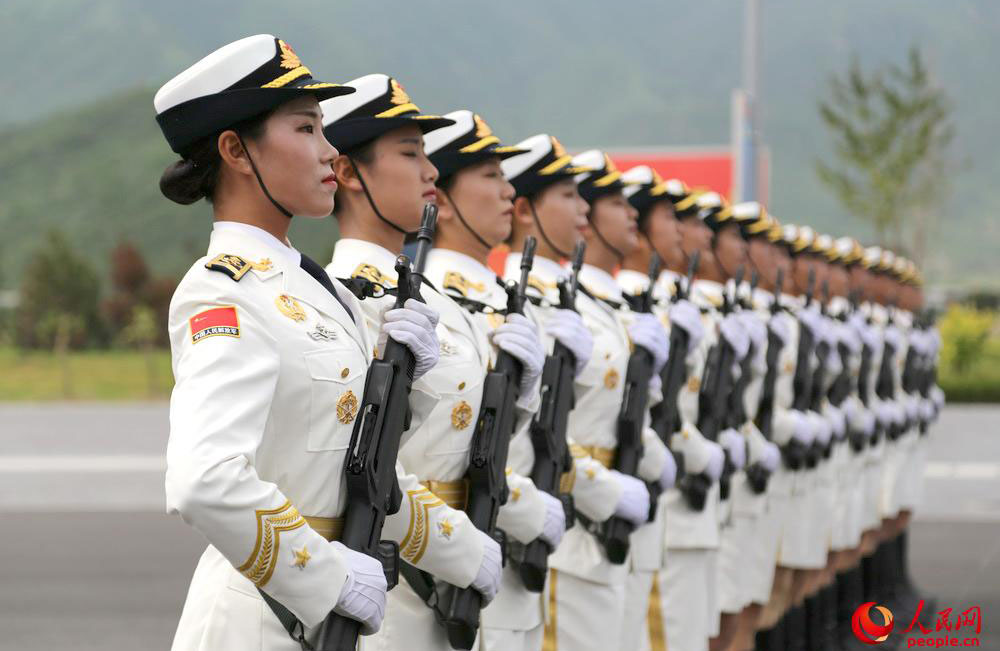 軍事パレード参加の女性兵士は平均身長178センチ