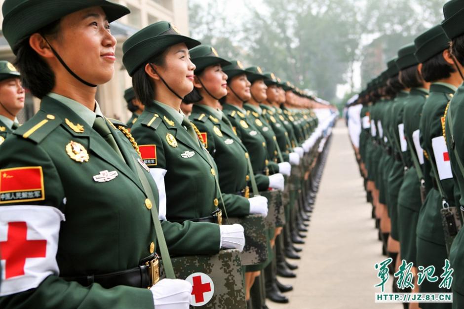 割り箸加えて笑顔の練習　軍事パレードの女性兵士