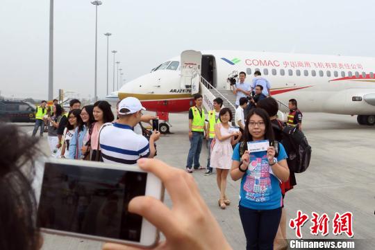 2015年8月31日、成都から南京までデモフライトを行なう中国のリージョナルジェット、ARJ21-700型機。テストフライトの乗客60人ほどが完璧なほど美しい空での旅を誰よりも早く体感した。