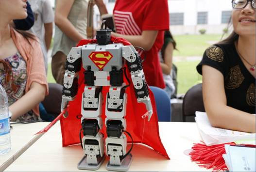 南京大学金陵学院　ロボットがダンスで新入生を歓迎