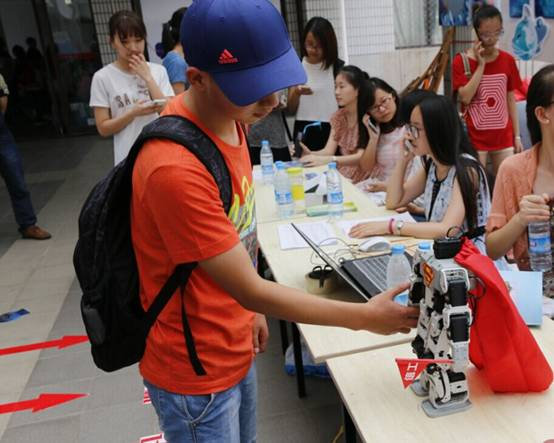 南京大学金陵学院　ロボットがダンスで新入生を歓迎