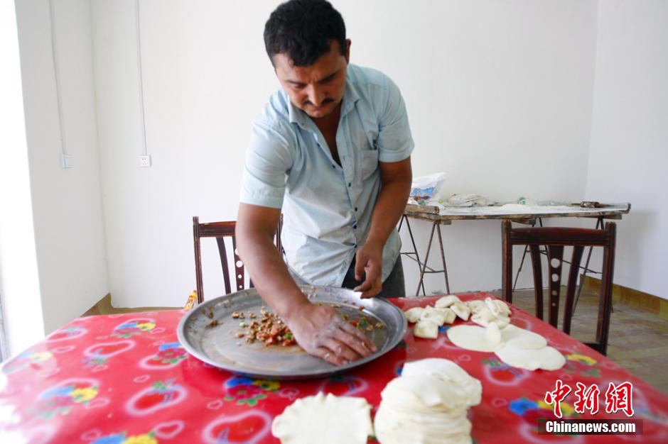 新疆の青年が考案した「焼き包子」が人気　餡にはクルミ