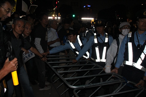 安保法案に抗議する日本国民が警察と衝突　連行者も