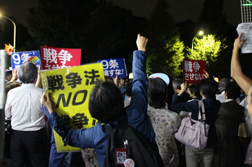 安保法案に抗議する日本国民が警察と衝突　連行者も