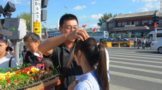 「頭のてっぺんに草花」飾りブームが全国に拡散