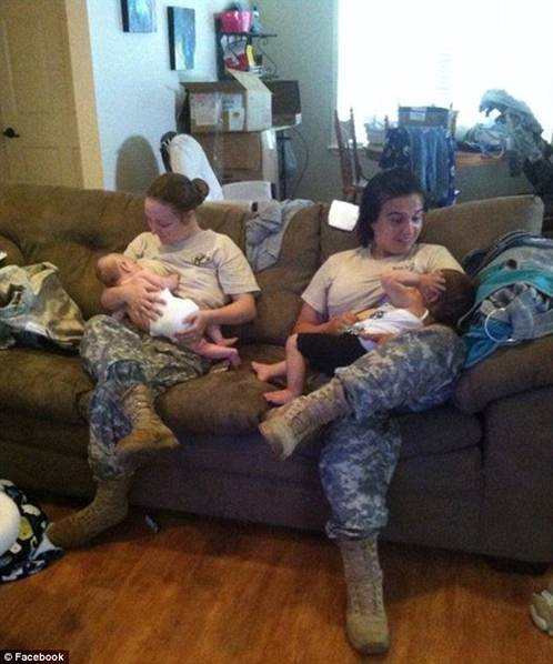 授乳の女性兵の暖かい集合写真が人気　米国