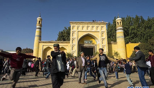 イスラム教徒が宗教の祝日を祝う　新疆