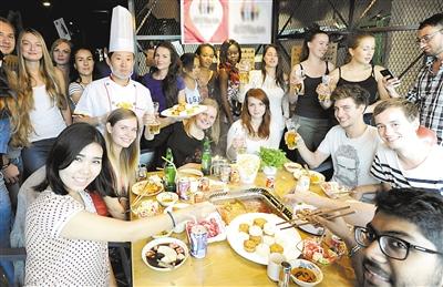 21カ国から来た留学生が鍋囲んで中秋節祝う　月餅を鍋の中でしゃぶしゃぶ
