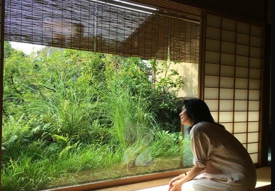日本に旅行中のカリーナ・ラウ、緑に覆われた庭を鑑賞