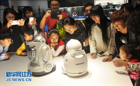 揚州科技館が連休中に無料開放、子供たちがロボットと触れ合う
