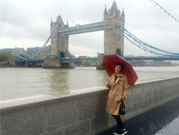 孫儷、幼少期のロンドン旅行写真を公開　赤い洋服にツインテール