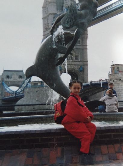 孫儷、幼少期のロンドン旅行写真を公開　赤い洋服にツインテール