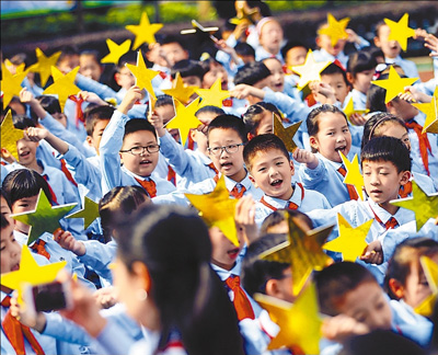 中国少年先鋒隊設立66周年記念、各地の小学校で記念イベント開催