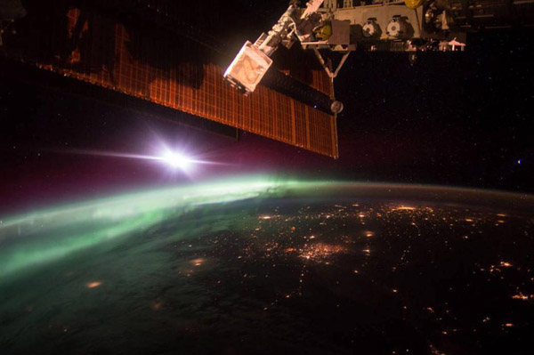 身震いするほどの絶景、宇宙飛行士が捉えた緑のオーロラ