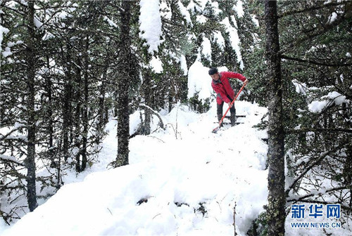 初雪を迎えた螺髻山　その美しさはまるで仙境