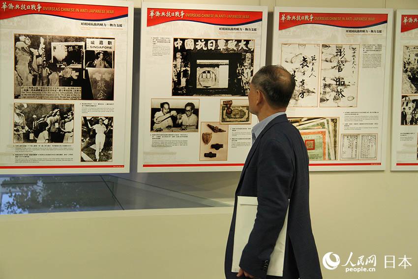 写真展「永久の記念-華僑と抗日戦争」の会場