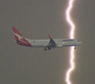 旅客機と稲妻が「すれ違う」瞬間　オーストラリア