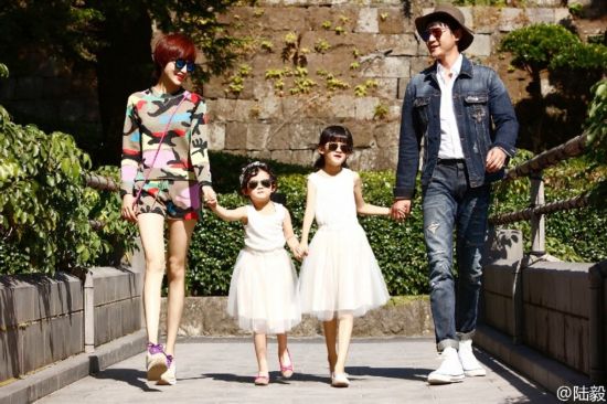 陸毅の日本旅行での家族写真、白いワンピースにサングラスの娘