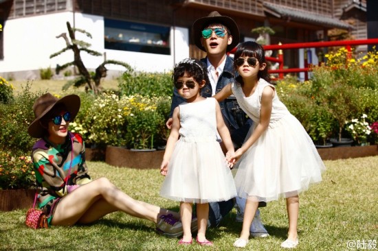 陸毅の日本旅行での家族写真、白いワンピースにサングラスの娘