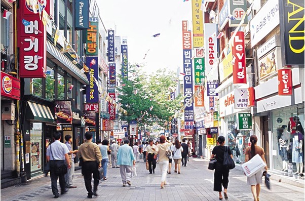 ソウルの中国人観光客、美容整形派とショッピング派
