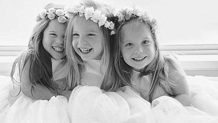 愛らしい三つ子の女の子、母が撮影する心温まる写真