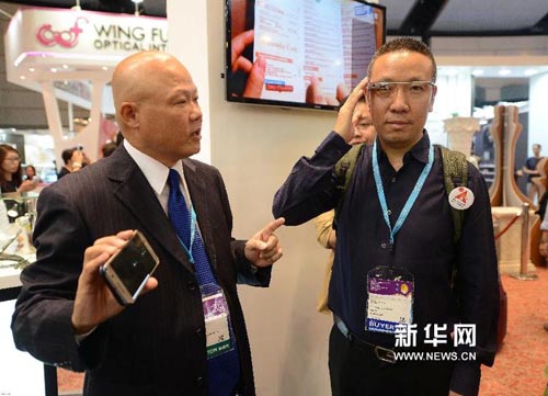 11月4日、グーグルメガネをスマートフォンに接続する技術を説明する出展業者（左）