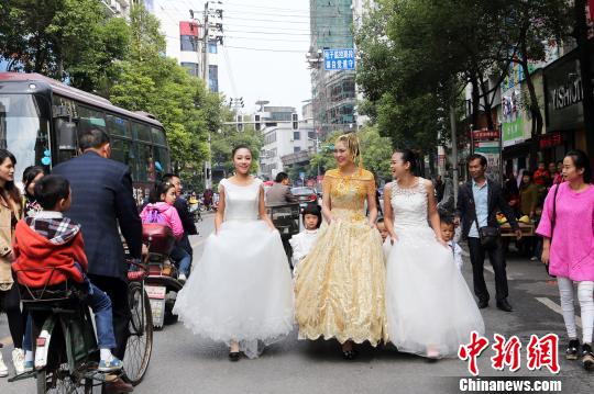 価格500万元以上、黄金のウェディングドレスが登場　湖南省