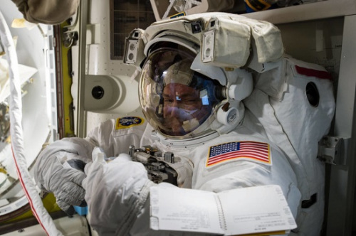 米国の飛行士が宇宙遊泳、地球の絶景を満喫