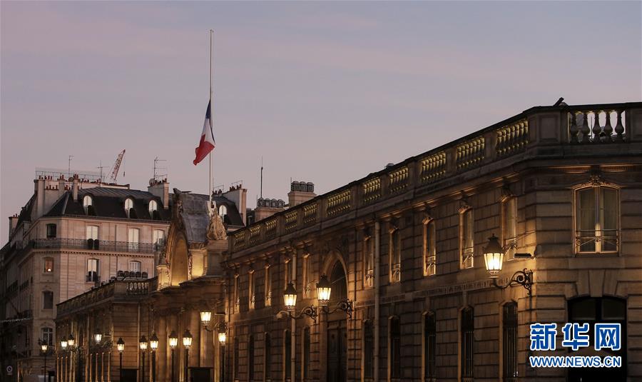 フランス大統領府、半旗を掲げ哀悼の意