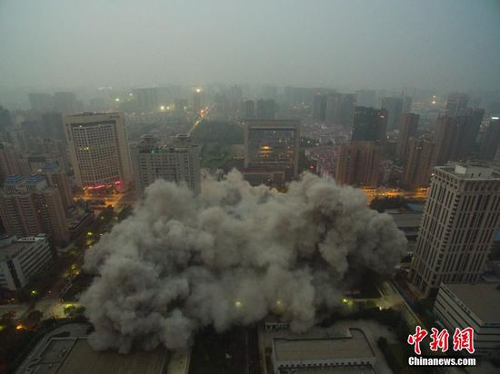 爆破に成功した中国内最高層のビル　西安