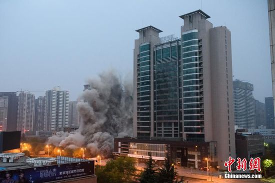 爆破に成功した中国内最高層のビル　西安
