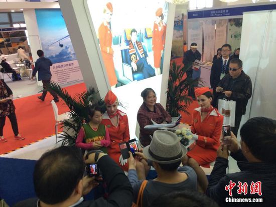 中国国際観光交易会　ロシアの美人CA注目集める