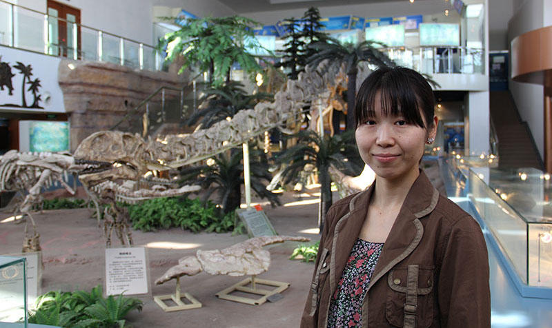 第18回「恐竜博士」になりたくて　中国地質大学大学院博士課程　黒須球子さん　地質・資源・環境などを中心に研究が行われる政府の重点校、中国地質大学(北京)の博士課程で、約6,500万年昔の巨大生物、恐竜を研究する日本人女性がいる。甘粛省や遼寧省といった恐竜の化石が多く出土する地域の山間部や砂漠に入っては、男性陣に混じってハンマーやたがねといった道具を用いた力作業もこなす。今回は恐竜に魅せられ、中国の大地を駆け巡る逞しい女性古生物研究者、黒須球子さんをご紹介したい。[日本語版]  [中国語版]  
